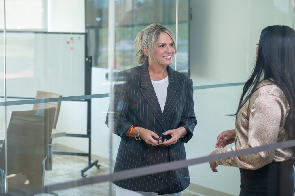 Thread Advisory Group consultant engaging in a one-on-one conversation with a business leader, supporting organizational transformation, leadership alignment, and change enablement.